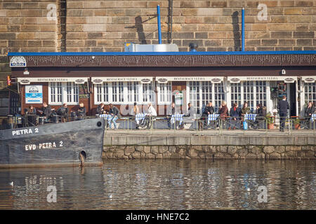 Prag, Tschechische Republik - 5. Februar 2017: kleines Café am Fluss Vltava in der Mitte der Stadt, Menschen, die genießen Winter sonnigen Sonntagnachmittag. Stockfoto