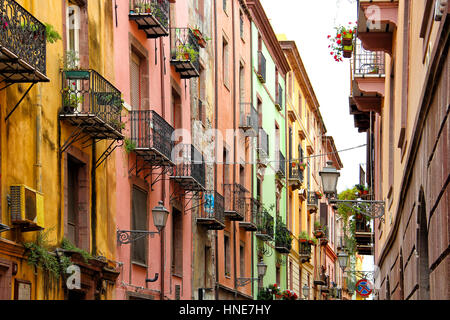 Bunte Straße in der Altstadt von Bosa, Sardinien, Italien
