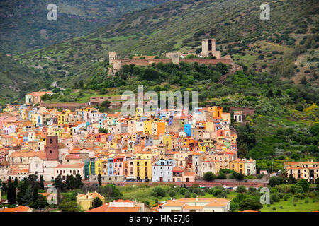 Bosa Stadt mit bunten Häusern und Serravalle Schloß, Provinz Oristano, Sardinien, Italien