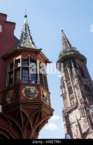 Architektonische Besonderheiten in dem Münsterplatz in Freiburg – im Vordergrund ist das Kaufhaus mit dem Münster hinter. Stockfoto