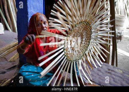 Frau bei der Arbeit einen Korb, in Sardar Market, Jodhpur, Rajasthan, Indien Stockfoto