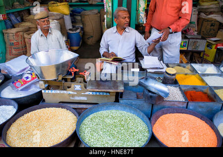 Gewürze und Getreide Lagern in Sardar Market, Jodhpur, Rajasthan, Indien Stockfoto