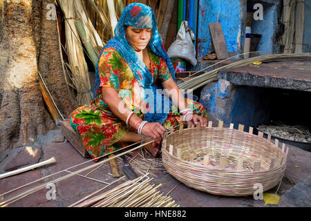 Shop, Frau, die einen Korb, in Sardar Market, Jodhpur, Rajasthan, Indien Stockfoto
