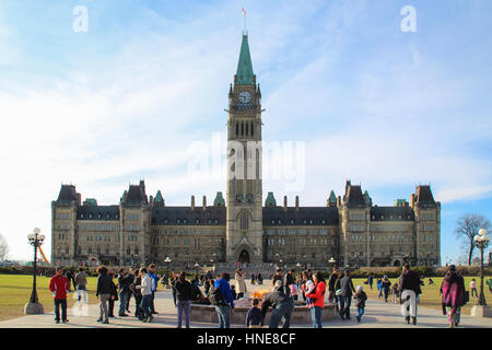 OTTAWA, Kanada - 19. April 2014: Touristen am Centennial Flame im Parlament von Kanada in Ottawa Stockfoto