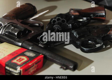 Worms, Deutschland - 26. November 2009 - Offizier zeigt Waffen und Munition, die bei einer Razzia beschlagnahmt Stockfoto