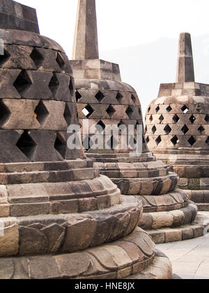 Glockenförmigen Stupas schmücken den Borobudur-Tempel in der Nähe von Yogyakarta Indonesien. Stockfoto