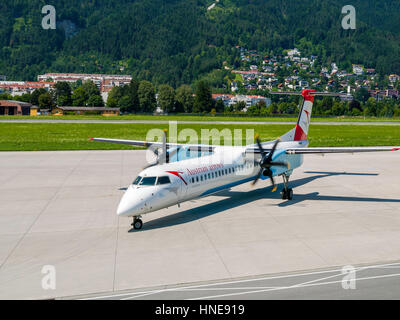 Austrian Airlines auch "Austrian Arrows" oder "Lauda Air", Taxi-Ing De Haviland Dash 8 Flugzeuge am Flughafen Innsbruck Österreich. Stockfoto