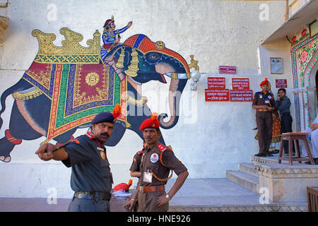 Wachen, Stadtschloss, Gemälde an der Wand am Eingang des Palastes, Udaipur, Rajasthan, Indien Stockfoto