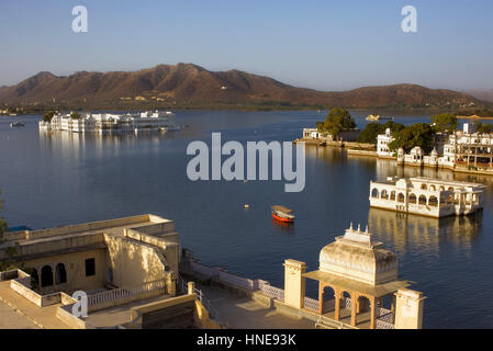 Blick über Pichola-See, der Lake Palace Hotel, Udaipur, Rajasthan, Indien Stockfoto