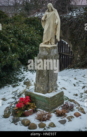 Alten zerschlissenen Figur Jesu mit beiden Händen gebrochen Stockfoto