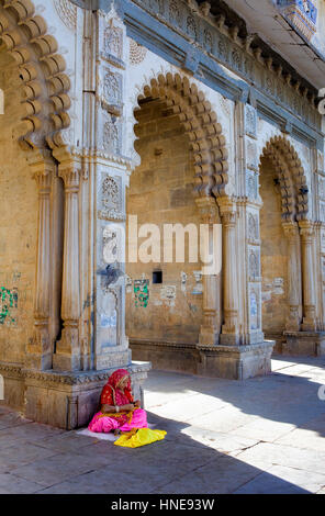 Blume für Angebote an Gangaur ghat ausgeht, Pichola See, Udaipur, Rajasthan, Indien Stockfoto