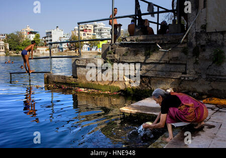 Szene in die Gangaur Ghat, Pichola-See, Udaipur, Rajasthan, Indien Stockfoto