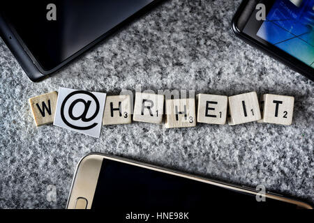 Buchstaben-Würfel bilden das Wort Wahrheit mit at-Zeichen, Wahrheit und Lüge auf soziale Netzwerke, Buchstabenwürfel Steinring Das Wort Wahrheit Mit auf Zeichen, UN-Wahrheit Stockfoto