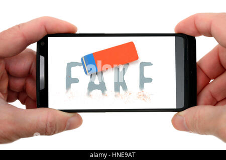 Das Wort Fake mit Kautschuk, Löschen von Fake-News, Das Johanniskraut Fake Mit Radiergummi, Löschung von Fake News Stockfoto