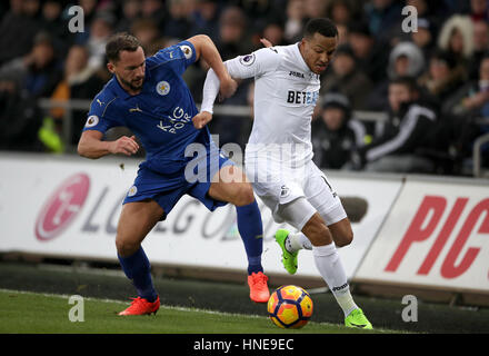 Leicester City Daniel Drinkwater (links) und Swansea City Martin Olsson Kampf um den Ball in der Premier League match bei der Liberty Stadium, Swansea. Stockfoto