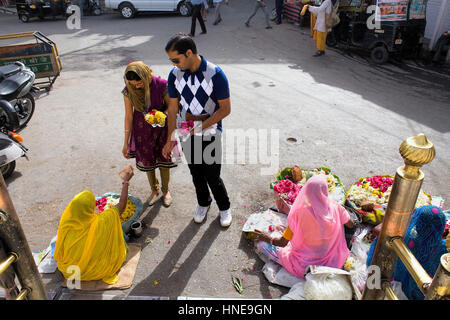 Blume styand, Paar Kaufende Blumen im Eingangsbereich von Jagdish Tempel, Udaipur, Rajasthan, Indien Stockfoto