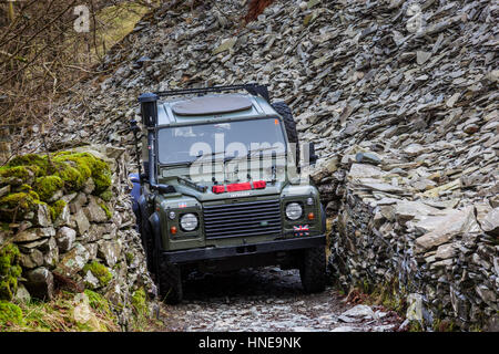 Land Rover auf grüne Gasse in kleinen Langdale, Lake District, Cumbria Stockfoto