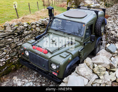 Land Rover auf grüne Gasse in kleinen Langdale, Lake District, Cumbria Stockfoto