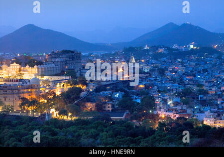 Panorama, Stadtschloss und Skyline von Udaipur, Udaipur, Rajasthan, Indien Stockfoto