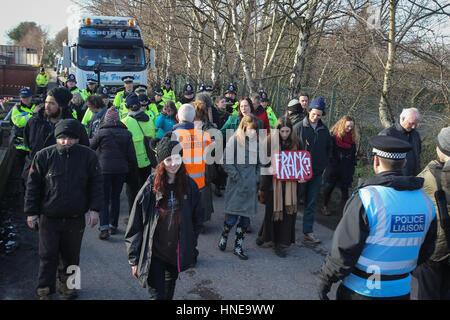 Anti-Fracking Demonstranten unterwegs Barton Moss auf dem Barton-Moos protest Camp, Salford, England, UK Stockfoto