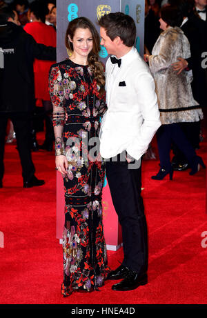 Eddie Redmayne und Hannah Bagshawe Teilnahme an EE British Academy Film Awards statt auf der Royal Albert Hall, Kensington Gore, Kensington, London. Stockfoto