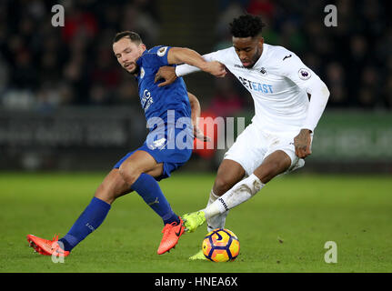 Leicester City Daniel Drinkwater (links) und Swansea City Kyle Naughton Kampf um den Ball in der Premier League match bei der Liberty Stadium, Swansea. Stockfoto