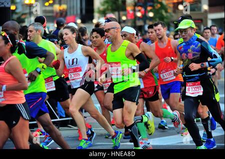 Ein Meer von Runnters Negoriating der Jahrhundertwende von State Street auf Jackson Boulevard direkt hinter den zwei Meilen-Marke von 2016 Chicago-Marathon. Stockfoto