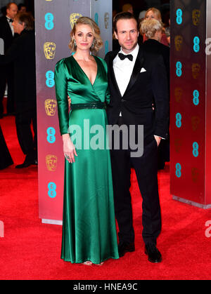 Elize du Toit und Rafe Spall besucht den EE British Academy Film Awards statt auf der Royal Albert Hall, Kensington Gore, Kensington, London. Stockfoto