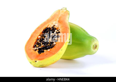 Halbierte Papaya auf weißem Hintergrund Stockfoto