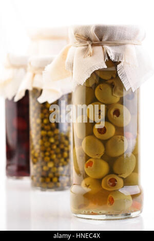 Eingelegte Oliven im Glas - Studio gedreht Stockfoto