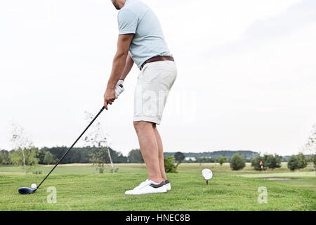 Niedrigen Bereich Seitenansicht des Mannes Golfspielen gegen klaren Himmel Stockfoto