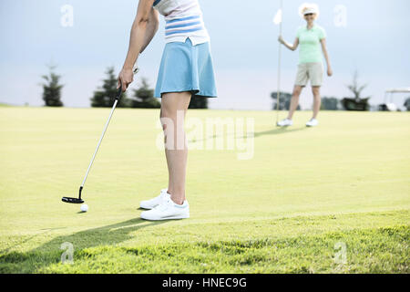 Geringen Teil der Frau spielt Golf mit Freundin Stockfoto