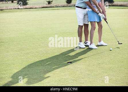 Geringen Teil der paar Golf spielen Stockfoto