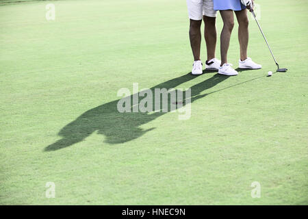 Geringen Teil der paar Golfspielen auf Kurs Stockfoto