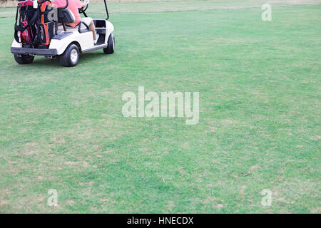 Geringen Teil der Mann mittleren Alters, die Golf-Cart fahren Stockfoto