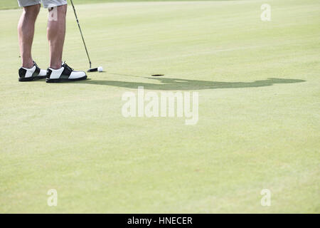 Geringen Teil der Mann mittleren Alters, Golf spielen Stockfoto