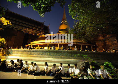 Bangkok, Thailand. 11. Februar 2017. Thais beten während herumlaufen Tempel während der jährlichen Makha Bucha-Tag am Wat Rajabopit und in Bangkok, Thailand-Credit: Panupong Changchai/Pacific Press/Alamy Live News Stockfoto
