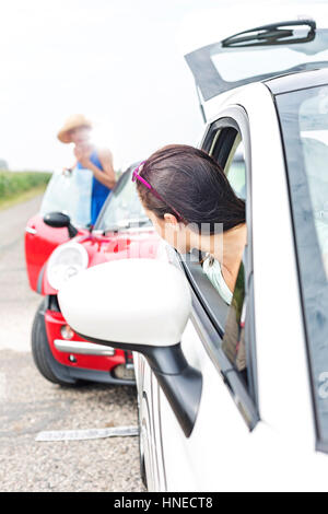 Frau Blick auf weibliche Absturz Auto unterwegs Stockfoto