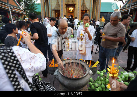 Bangkok, Thailand. 11. Februar 2017. Thais beten während herumlaufen Tempel während der jährlichen Makha Bucha-Tag am Wat Rajabopit und in Bangkok, Thailand-Credit: Panupong Changchai/Pacific Press/Alamy Live News Stockfoto