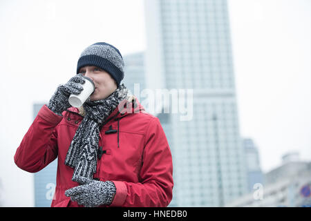 Mann in warme Kleidung trinken Kaffee im freien Stockfoto