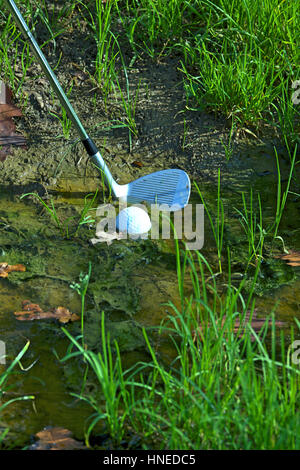 Mann, die Kugel aus dem Wasserhindernis Chippen Stockfoto