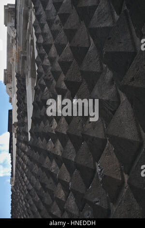 Ausschnitt aus der Pyramide Wand aus der Chiesa del Gesù Nuovo in Neapel, Italien Stockfoto