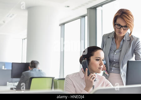 Junge Unternehmerinnen, die im Büro arbeiten Stockfoto