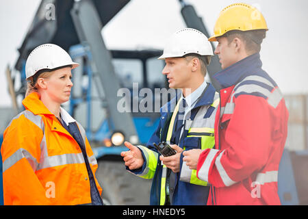 Arbeitnehmer im Frachthafen diskutieren Stockfoto