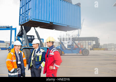 Arbeitnehmer im Frachthafen diskutieren Stockfoto