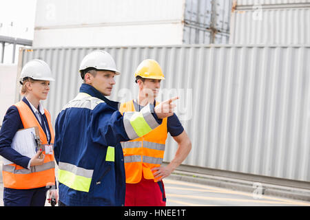 Arbeitnehmer im Frachthafen diskutieren Stockfoto