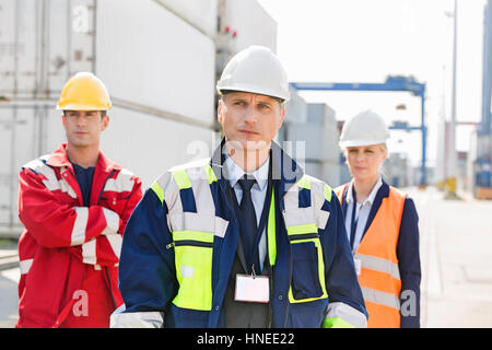 Zuversichtlich Arbeitnehmer stehen im Frachthafen Stockfoto