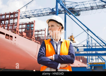 Zuversichtlich, Ingenieurin im Frachthafen Stockfoto