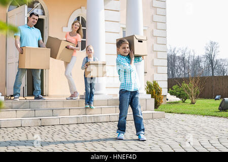 Familie mit Kartons von Haus Stockfoto