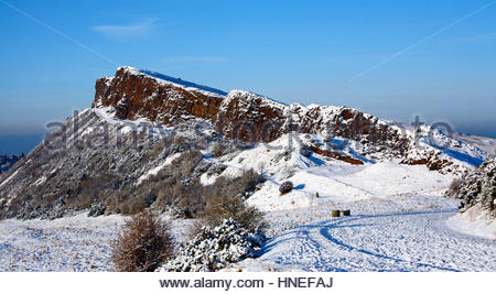 Salisbury Crags in Edinburgh Holyrood Park bedeckt im Winterschnee Stockfoto